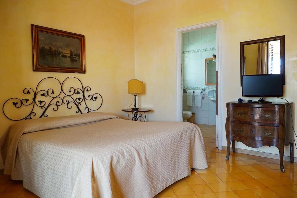 Bed And Breakfast Riviera Di Chiaia Turrisi Naples Room photo